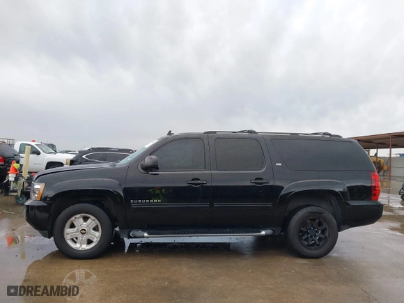 2013 Chevrolet Suburban LT with VIN 1GNSKJE71DR308480, listed as a IAAI auction lot 41695090 with 129,000 mi miles. Bid and sale history available at carsss.com. Image 14.
