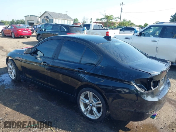 2013 BMW 3 Series 328i xDrive z VIN WBA3B5G57DNS05892, wystawiony jako IAAI lot #42560892 z przebiegiem 141 676 mil mil oraz . Historia ofert i sprzedaży dostępna na DreamBid. Obrazek 3.