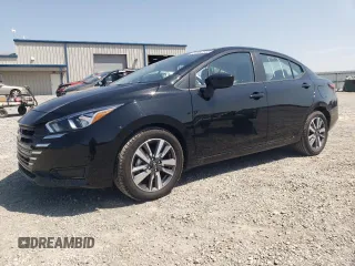 2023 Nissan Versa SV z VIN 3N1CN8EV5PL838140, wystawiony jako Copart lot #54653655 z przebiegiem 53 664 mil mil oraz Szkody całkowita. Historia ofert i sprzedaży dostępna na DreamBid. Obrazek 1.
