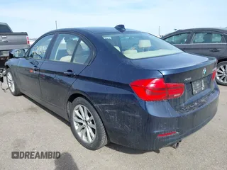 2016 BMW 3 Series 320i xDrive z VIN WBA8A3C50GK689560, wystawiony jako IAAI lot #41761594 z przebiegiem 86 453 mil mil oraz . Historia ofert i sprzedaży dostępna na DreamBid. Obrazek 3.