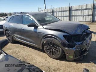 2024 Audi Q8 e-tron Prestige z VIN WA16ABGE2RB006933, wystawiony jako Copart lot #72645354 z przebiegiem 8794 mil mil oraz Szkody całkowita. Historia ofert i sprzedaży dostępna na DreamBid. Obrazek 4.