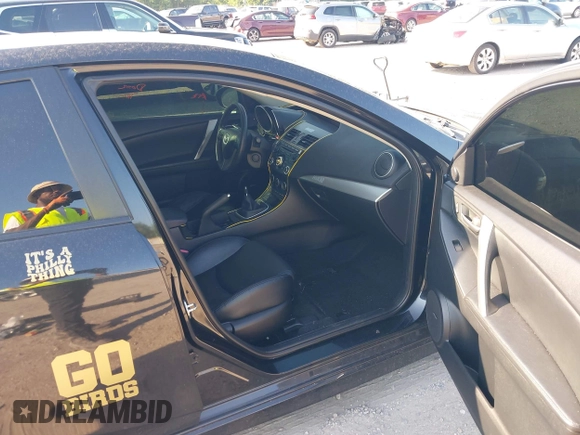 2012 Mazda 3 S Grand Touring z VIN JM1BL1M63C1583005, wystawiony jako IAAI lot #42657793 z przebiegiem 117 212 mil mil oraz . Historia ofert i sprzedaży dostępna na DreamBid. Obrazek 5.