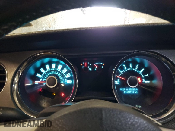 2013 Ford Mustang V6 z VIN 1ZVBP8EM2D5234080, wystawiony jako Copart lot #57939455 z przebiegiem 214 097 mil mil oraz Czysty tytuł • Clean title. Historia ofert i sprzedaży dostępna na DreamBid. Obrazek 9.