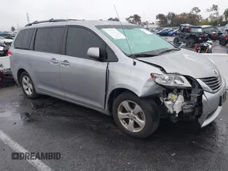 2014 Toyota Sienna LE AAS z VIN 5TDKK3DC1ES488954, wystawiony jako IAAI lot #41557423 z przebiegiem 144 031 mil mil oraz . Historia ofert i sprzedaży dostępna na DreamBid. Obrazek 1.