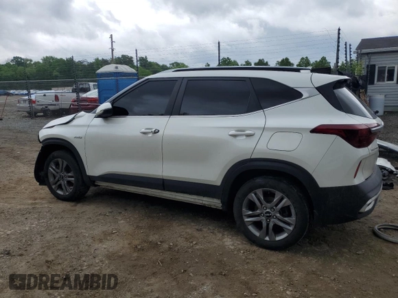 2022 Kia Seltos S z VIN KNDEUCAA8N7261717, wystawiony jako Copart lot #55783595 z przebiegiem 96 482 mil mil oraz Czysty tytuł • Clean title. Historia ofert i sprzedaży dostępna na DreamBid. Obrazek 2.