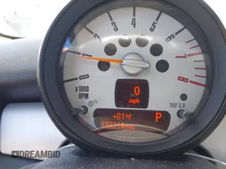 2012 MINI Hardtop z VIN WMWSU3C58CT541805, wystawiony jako IAAI lot #42651734 z przebiegiem 133 314 mil mil oraz . Historia ofert i sprzedaży dostępna na DreamBid. Obrazek 7.