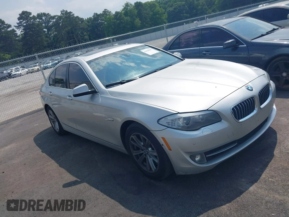 2013 BMW 5 Series 528i xDrive z VIN WBAXH5C51DDW16832, wystawiony jako IAAI lot #42428437 z przebiegiem 209 305 mil mil oraz . Historia ofert i sprzedaży dostępna na DreamBid. Obrazek 1.