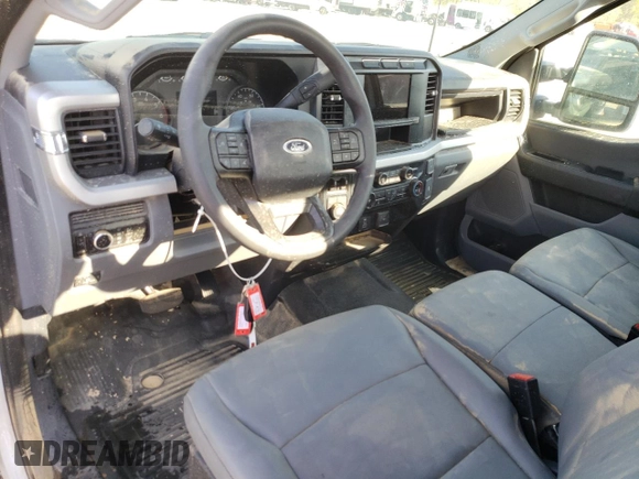 2023 Ford F-250 XL z VIN 1FTBF2BA5PED66929, wystawiony jako Copart lot #52190155 z przebiegiem Nie podano mil oraz Szkody całkowita. Historia ofert i sprzedaży dostępna na DreamBid. Obrazek 8.