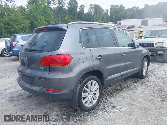2014 Volkswagen Tiguan SE z VIN WVGAV3AX0EW576108, wystawiony jako IAAI lot #42405804 z przebiegiem 117 530 mil mil oraz . Historia ofert i sprzedaży dostępna na DreamBid. Obrazek 4.
