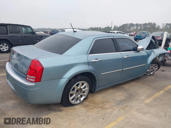 2008 Chrysler 300 C Hemi z VIN 2C3KA63HX8H335594, wystawiony jako IAAI lot #41907869 z przebiegiem Nie podano mil oraz . Historia ofert i sprzedaży dostępna na DreamBid. Obrazek 4.