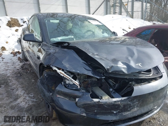 2025 Tesla Model 3 Long Range z VIN 5YJ3E1EB5SF880681, wystawiony jako IAAI lot #41429855 z przebiegiem 747 mil mil oraz . Historia ofert i sprzedaży dostępna na DreamBid. Obrazek 20.