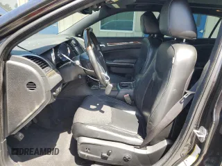 2011 Chrysler 300 C z VIN 2C3CA6CT1BH514624, wystawiony jako Copart lot #54849915 z przebiegiem 103 879 mil mil oraz Szkoda całkowita • Salvage title. Historia ofert i sprzedaży dostępna na DreamBid. Obrazek 7.