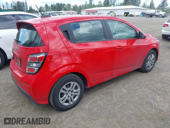 2020 Chevrolet Sonic LT z VIN 1G1JG6SB2L4115688, wystawiony jako IAAI lot #42326438 z przebiegiem 33 871 mil mil oraz . Historia ofert i sprzedaży dostępna na DreamBid. Obrazek 4.