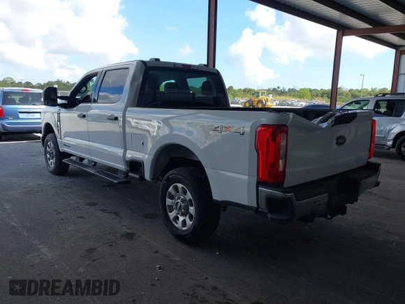 2024 Ford Super Duty F-250 SRW XL with VIN 1FT7W2BT1RED57848, listed as a IAAI auction lot 41544392 with 33,271 mi miles. Bid and sale history available at carsss.com. Image 3.