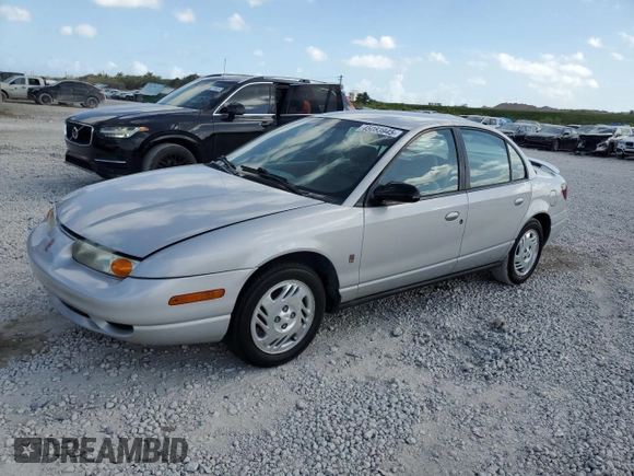 2000 Saturn SL z VIN 1G8ZK5276YZ224500, wystawiony jako Copart lot #45083945 z przebiegiem 130 766 mil mil oraz Szkoda całkowita • Salvage title. Historia ofert i sprzedaży dostępna na DreamBid. Obrazek 1.