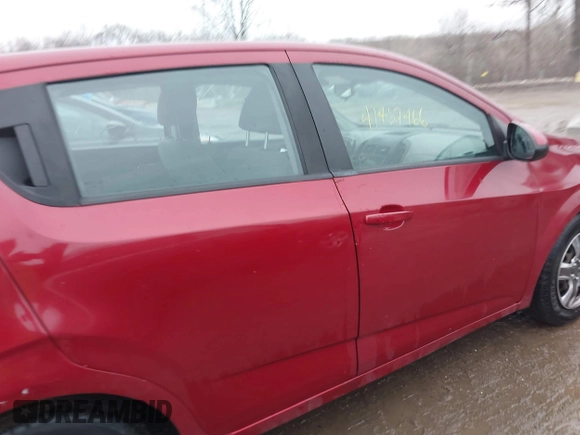 2013 Chevrolet Sonic LS z VIN 1G1JA6SH4D4244183, wystawiony jako IAAI lot #41467466 z przebiegiem 75 315 mil mil oraz . Historia ofert i sprzedaży dostępna na DreamBid. Obrazek 13.