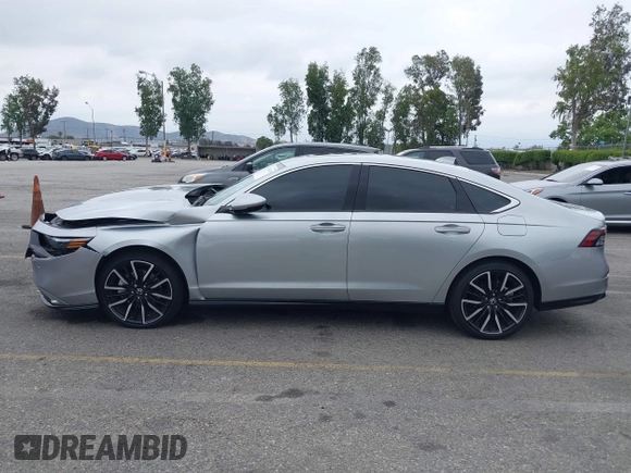2024 Honda Accord Touring z VIN 1HGCY2F87RA082705, wystawiony jako IAAI lot #42194619 z przebiegiem 7 896 mil mil oraz . Historia ofert i sprzedaży dostępna na DreamBid. Obrazek 14.