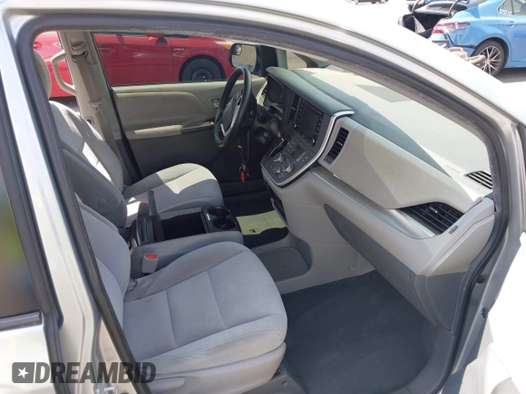 2020 Toyota Sienna LE Auto Access Seat с VIN 5TDKZ3DC0LS052900, выставлен на аукционе IAAI как лот 41940962 с пробегом 70 095 миль миль и . История ставок и продаж доступна на DreamBid. Изображение 5.