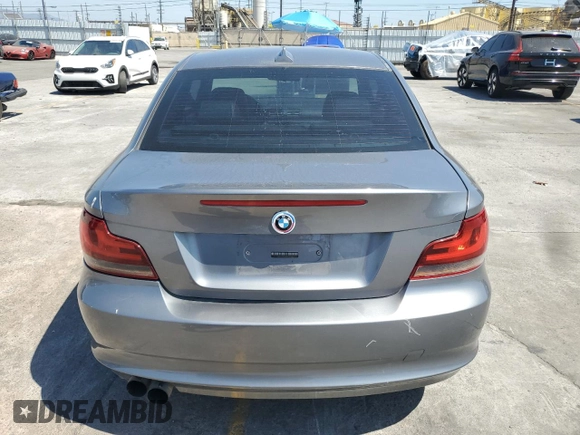2011 BMW 1 Series 128i z VIN WBAUP9C56BVL89593, wystawiony jako Copart lot #57332945 z przebiegiem 177 265 mil mil oraz Szkody całkowita. Historia ofert i sprzedaży dostępna na DreamBid. Obrazek 6.