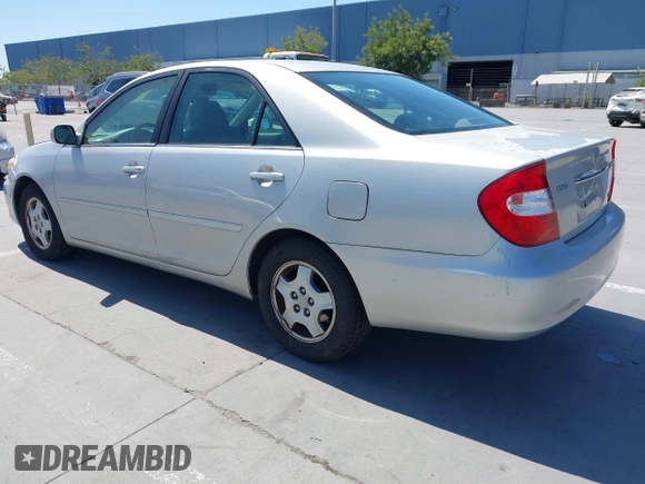 2003 Toyota Camry LE z VIN 4T1BF30K93U555189, wystawiony jako IAAI lot #42086826 z przebiegiem 120 840 mil mil oraz . Historia ofert i sprzedaży dostępna na DreamBid. Obrazek 3.
