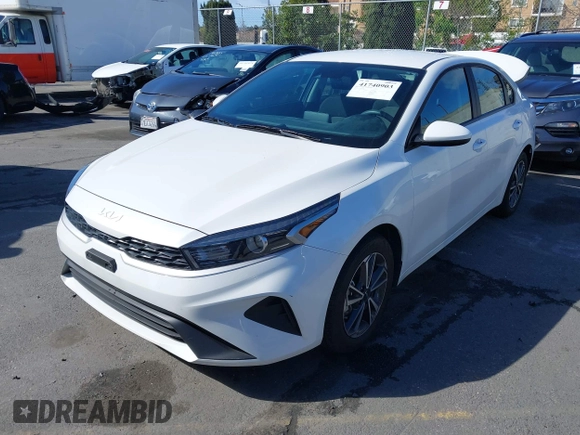 2023 Kia Forte LXS z VIN 3KPF24AD3PE599829, wystawiony jako IAAI lot #41740903 z przebiegiem 20 548 mil mil oraz . Historia ofert i sprzedaży dostępna na DreamBid. Obrazek 17.
