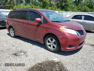 2014 Toyota Sienna LE AAS z VIN 5TDKK3DC6ES497651, wystawiony jako Copart lot #53358245 z przebiegiem 233 102 mil mil oraz Szkody całkowita. Historia ofert i sprzedaży dostępna na DreamBid. Obrazek 4.
