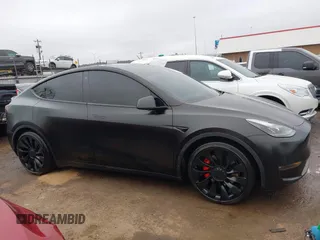 2022 Tesla Model Y Performance z VIN 7SAYGDEF4NF350696, wystawiony jako IAAI lot #41662924 z przebiegiem 36 747 mil mil oraz . Historia ofert i sprzedaży dostępna na DreamBid. Obrazek 13.