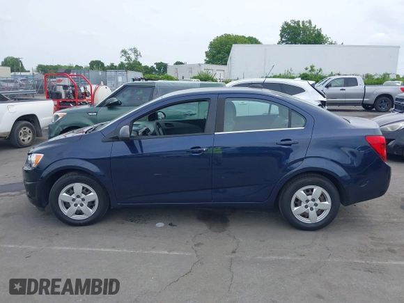 2015 Chevrolet Sonic LS z VIN 1G1JA5SH2F4114299, wystawiony jako IAAI lot #42078790 z przebiegiem 112 719 mil mil oraz . Historia ofert i sprzedaży dostępna na DreamBid. Obrazek 14.