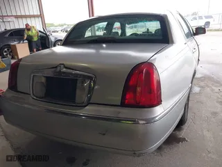 2002 Lincoln Town Car Executive with VIN 1LNHM81W42Y608998, listed as a IAAI auction lot 42096798 with 222,672 mi miles. Bid and sale history available at carsss.com. Image 4.