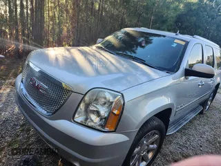 2011 GMC Yukon XL Denali with VIN 1GKS2MEF0BR102845, listed as a IAAI auction lot 41886377 with 210,991 mi miles. Bid and sale history available at carsss.com. Image 2.