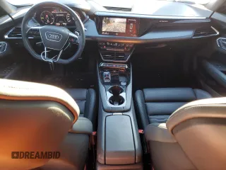 2022 Audi e-tron GT Prestige z VIN WAUEJBFW6N7007945, wystawiony jako Copart lot #45677315 z przebiegiem 32 372 mil mil oraz Nie do naprawy. Historia ofert i sprzedaży dostępna na DreamBid. Obrazek 8.