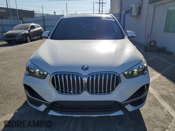 2022 BMW X1 sDrive28i with VIN WBXJG7C05N5V39439, listed as a Copart auction lot 81640724 with 30,261 mi miles and Salvage Title. Bid and sale history available at carsss.com. Image 5.