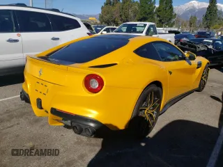 2014 Ferrari F12 z VIN ZFF74UHT5E0203242, wystawiony jako Copart lot #39032483 z przebiegiem 7926 mil mil oraz Szkody całkowita. Historia ofert i sprzedaży dostępna na DreamBid. Obrazek 3.