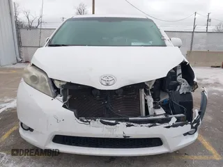 2014 Toyota Sienna XLE z VIN 5TDYK3DC6ES492167, wystawiony jako IAAI lot #41257193 z przebiegiem 216 046 mil mil oraz . Historia ofert i sprzedaży dostępna na DreamBid. Obrazek 12.
