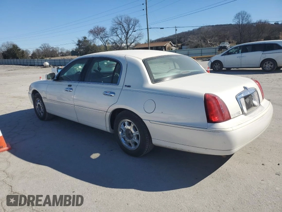2000 Lincoln Town Car Signature z VIN 1LNHM82W2YY813274, wystawiony jako Copart lot #47288135 z przebiegiem 110 192 mil mil oraz Czysty tytuł • Clean title. Historia ofert i sprzedaży dostępna na DreamBid. Obrazek 2.