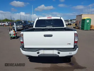 2014 Toyota Tacoma PreRunner z VIN 3TMJU4GN8EM160522, wystawiony jako IAAI lot #42207788 z przebiegiem 103 361 mil mil oraz . Historia ofert i sprzedaży dostępna na DreamBid. Obrazek 16.