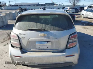 2020 Chevrolet Sonic LT z VIN 1G1JG6SB2L4115299, wystawiony jako Copart lot #41826735 z przebiegiem 120 280 mil mil oraz Szkoda całkowita • Salvage title. Historia ofert i sprzedaży dostępna na DreamBid. Obrazek 6.