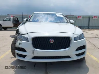 2020 Jaguar F-Pace 25t Prestige z VIN SADCK2FXXLA622776, wystawiony jako IAAI lot #42149737 z przebiegiem 42 269 mil mil oraz . Historia ofert i sprzedaży dostępna na DreamBid. Obrazek 13.