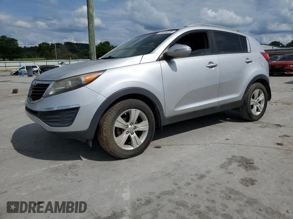 2011 Kia Sportage LX z VIN KNDPB3A24B7050422, wystawiony jako Copart lot #58639255 z przebiegiem 179 160 mil mil oraz Czysty tytuł • Clean title. Historia ofert i sprzedaży dostępna na DreamBid. Obrazek 1.