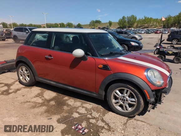 2011 MINI Hardtop z VIN WMWSU3C58BT252888, wystawiony jako Copart lot #55334725 z przebiegiem 59 701 mil mil oraz Szkody całkowita. Historia ofert i sprzedaży dostępna na DreamBid. Obrazek 4.