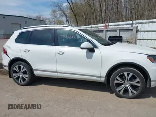 2017 Volkswagen Touareg Wolfsburg Edition z VIN WVGRF7BP8HD005505, wystawiony jako IAAI lot #42120317 z przebiegiem 143 724 mil mil oraz . Historia ofert i sprzedaży dostępna na DreamBid. Obrazek 13.