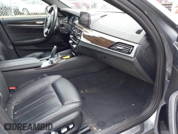 2019 BMW 5 Series 540i xDrive z VIN WBAJE7C52KWW00201, wystawiony jako IAAI lot #42275550 z przebiegiem 78 169 mil mil oraz . Historia ofert i sprzedaży dostępna na DreamBid. Obrazek 5.