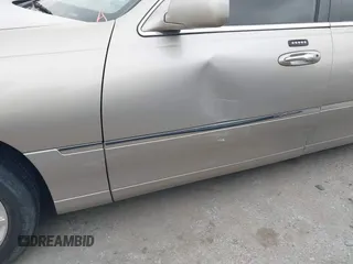 2003 Lincoln Town Car Signature z VIN 1LNHM82W83Y704682, wystawiony jako IAAI lot #41929310 z przebiegiem 242 995 mil mil oraz . Historia ofert i sprzedaży dostępna na DreamBid. Obrazek 14.