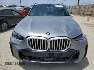 2024 BMW X5 xDrive40i z VIN 5UX23EU07R9T54418, wystawiony jako Copart lot #58960045 z przebiegiem 23 591 mil mil oraz Tytuł czysty. Historia ofert i sprzedaży dostępna na DreamBid. Obrazek 5.