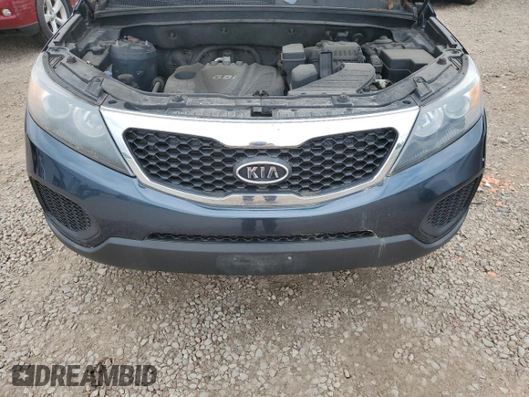 2013 Kia Sorento LX z VIN 5XYKTCA6XDG329602, wystawiony jako Copart lot #60485825 z przebiegiem 170 926 mil mil oraz Czysty tytuł • Clean title. Historia ofert i sprzedaży dostępna na DreamBid. Obrazek 12.