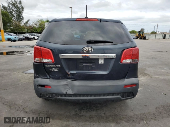 2012 Kia Sorento LX z VIN 5XYKT3A17CG274495, wystawiony jako Copart lot #56321925 z przebiegiem 130 439 mil mil oraz Szkoda całkowita • Salvage title. Historia ofert i sprzedaży dostępna na DreamBid. Obrazek 6.