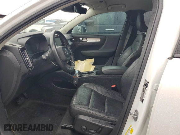 2021 Volvo XC40 Momentum z VIN YV4AC2HK5M2602249, wystawiony jako Copart lot #76351684 z przebiegiem Nie podano mil oraz Nie do naprawy • Non repairable. Historia ofert i sprzedaży dostępna na DreamBid. Obrazek 7.