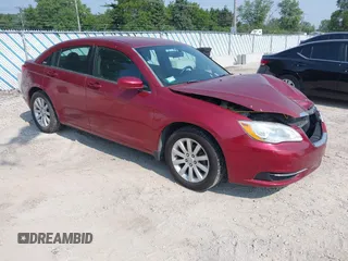 2013 Chrysler 200 Touring z VIN 1C3CCBBBXDN577338, wystawiony jako IAAI lot #42485345 z przebiegiem 112 007 mil mil oraz . Historia ofert i sprzedaży dostępna na DreamBid. Obrazek 1.