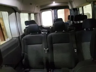 2022 Ford Transit Passenger XL z VIN 1FBAX2C83NKA79919, wystawiony jako Copart lot #50464935 z przebiegiem 33 373 mil mil oraz Czysty tytuł • Clean title. Historia ofert i sprzedaży dostępna na DreamBid. Obrazek 10.