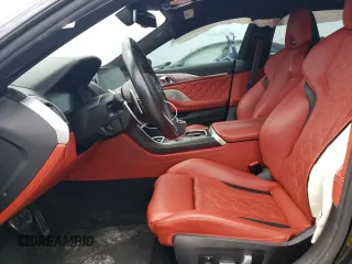 2021 BMW M8 z VIN WBSGV0C08MCF20118, wystawiony jako Copart lot #54980043 z przebiegiem 28 254 mil mil oraz . Historia ofert i sprzedaży dostępna na DreamBid. Obrazek 7.